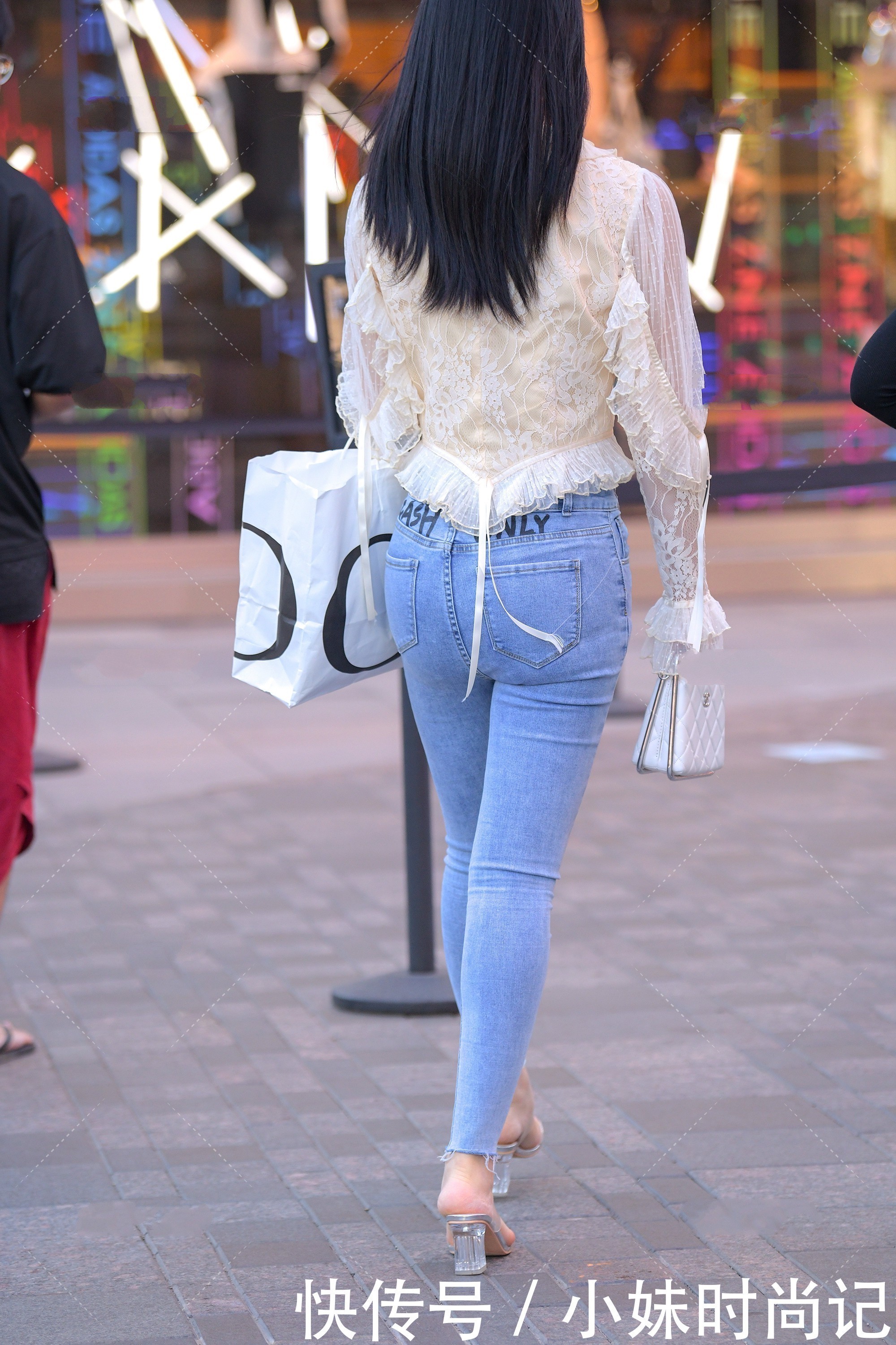 显白|街拍浅色蕾丝衬衫搭配浅色牛仔裤,干净显白,靓丽青春