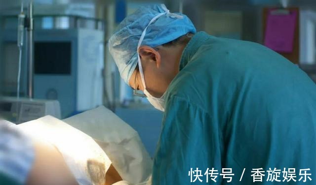 产床|产妇刚上产床准备，孩子“咣当”一声就出来了，大夫：情况不好