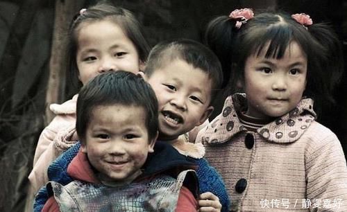 13岁男孩已是5个孩子的“爸”,常躲树下偷偷哭,原因让人心酸