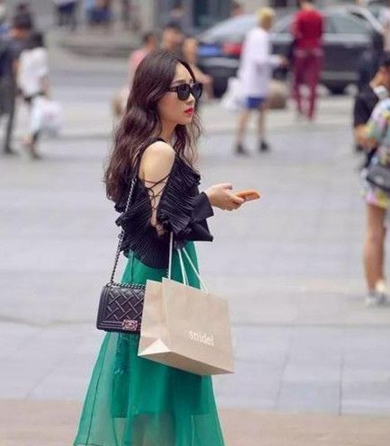 街拍：秋水伊人的美女，短款背心配白色短裤，尽显纤细美腿