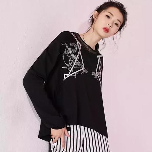 高跟鞋 卫衣绝对是最时髦的单品,穿上后秒变气质少女,满满的少女感