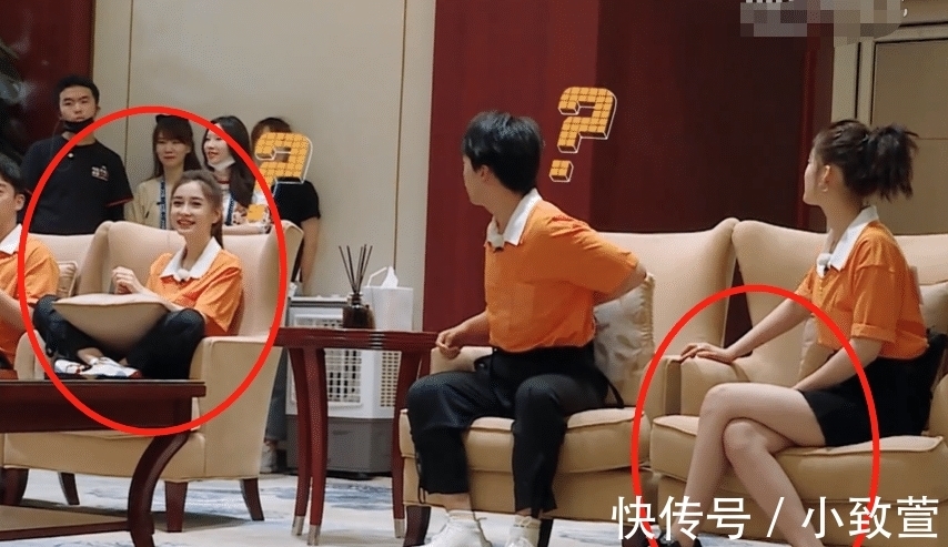 坐姿|跑男8李沁baby坐在椅子上,细看二人坐姿,已婚跟未婚差别太显然