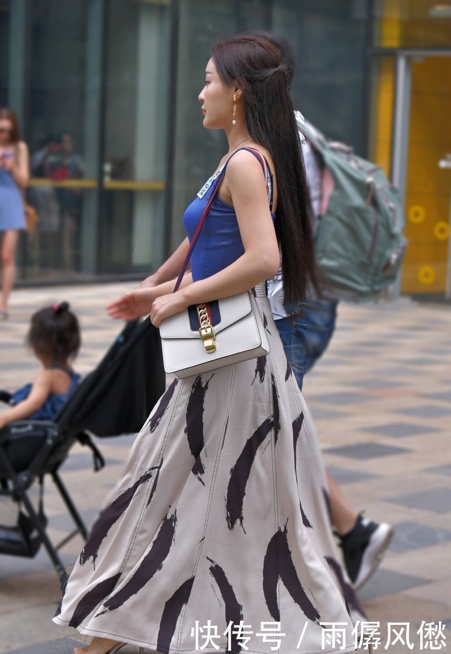 羡慕|街拍美女散发出独特的气质,清新的穿着打扮,真是让人羡慕