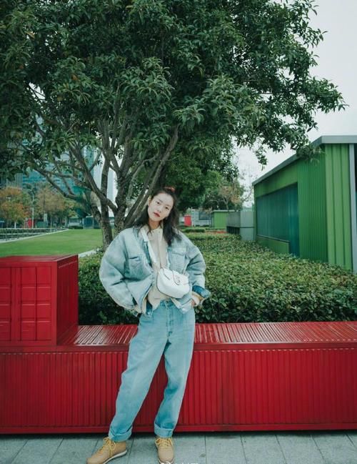  减龄|刘雯潮流冬装搭配来袭，牛仔派克服配浅色牛仔裤，减龄时尚又有范