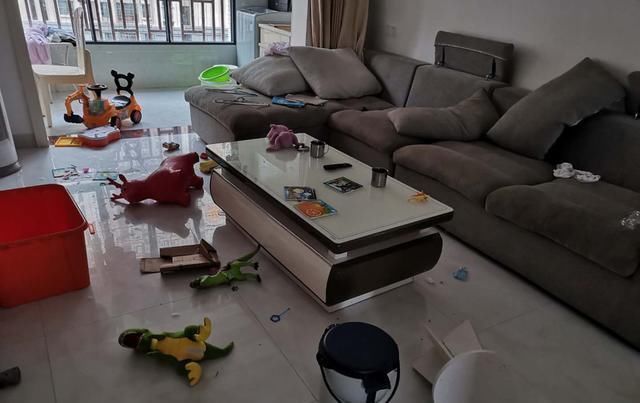 这个城市|娶了个邋遢媳妇,32万装修的新房半年乱成狗窝,客厅不堪入目