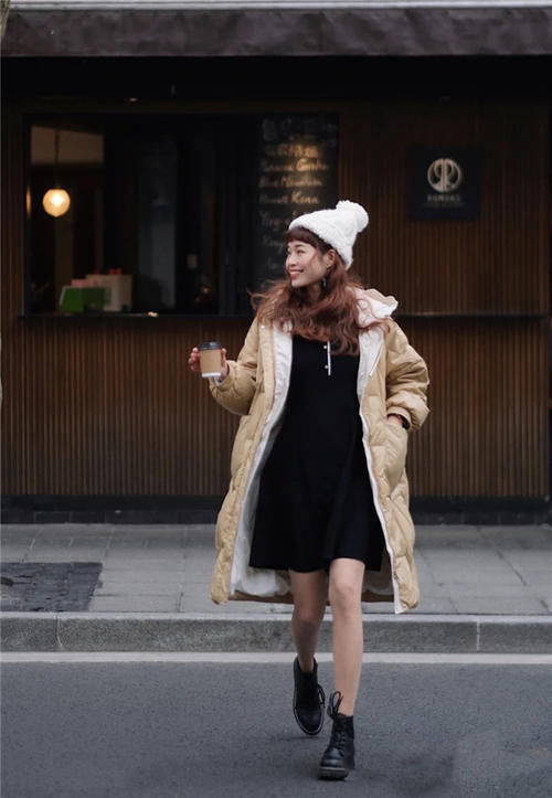 今春火了一种穿法叫“毛衣裙＋马丁靴”，洋气显瘦，优雅女人最爱