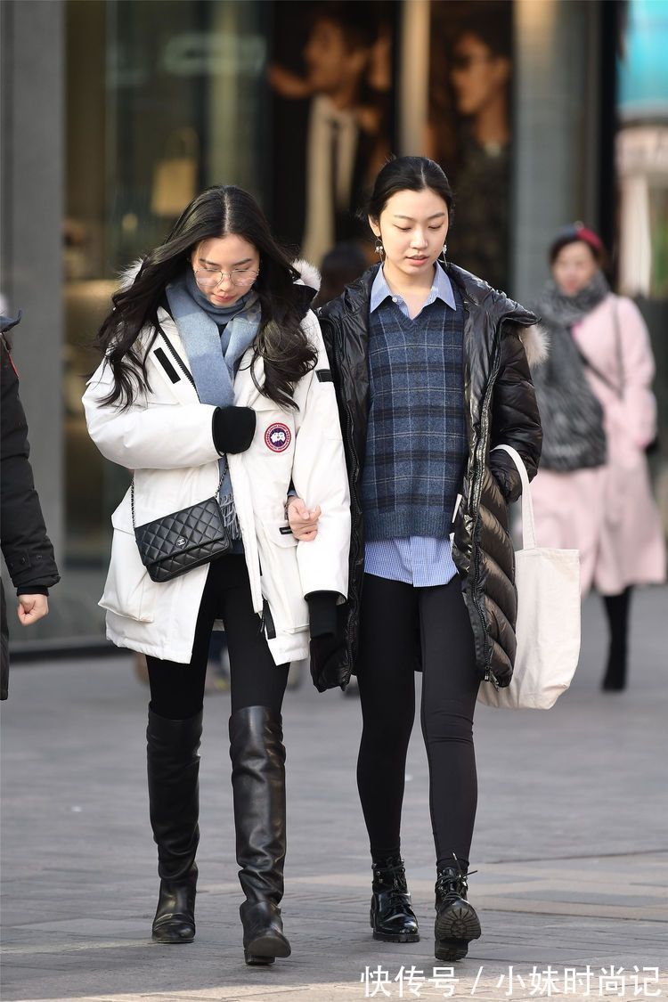 羽绒服|街拍:美女短款皮夹克搭配牛仔裤,非常个性,黑色皮短靴酷感十足