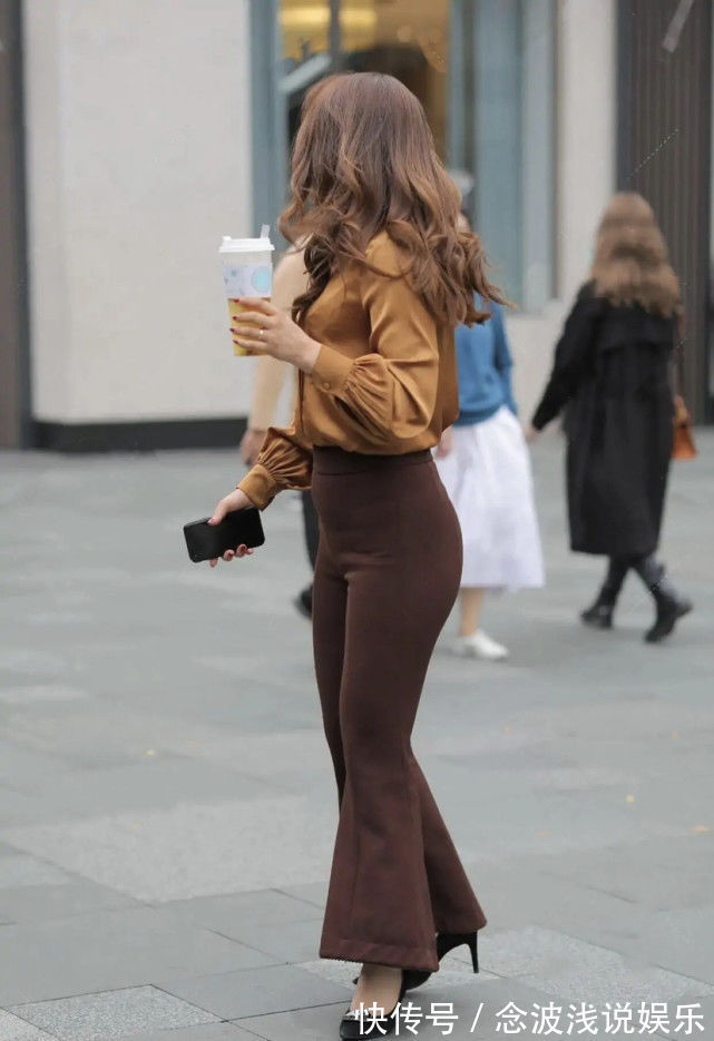 喇叭裤 白色上衣配牛仔裤,版型个性且独特,穿出一股时尚感