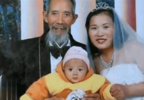 婚恋观|当年嫁给73岁大爷生下儿子,直言自己不后悔的28岁姑娘,如今怎样