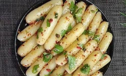  最近我家迷上了吃这个，蒸熟加一物揉成条，放冰箱随吃随取，方便