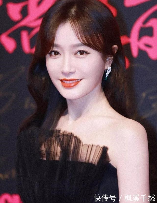 小姐姐 奔五女人快放弃“黑长直”吧!这4款发型更适合你,减龄还显气质!