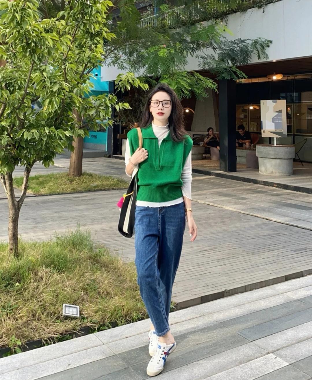 针织马甲|秋天的针织马甲,要穿简约款,搭配衬衫和阔腿裤,穿出好气质