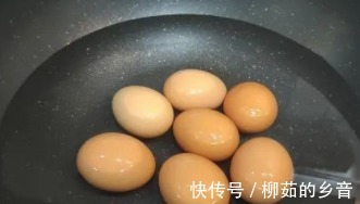 煮鸡蛋冷水、热水下锅都不对,牢记这3点,鸡蛋轻轻一碰就脱壳!