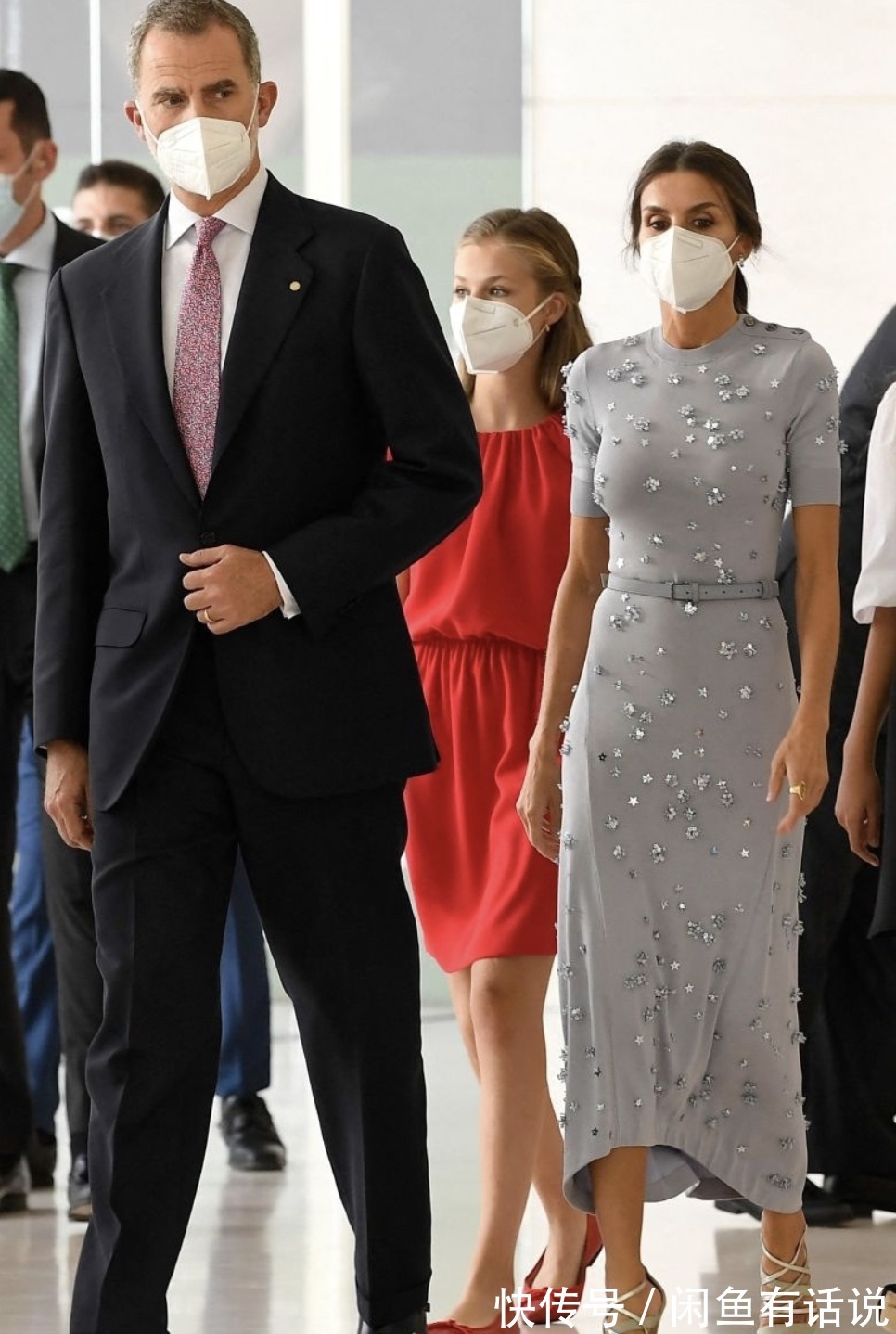 西班牙|西班牙王后染了新发色,穿3年前紧身裙依旧惊艳,48岁仍有曲线美