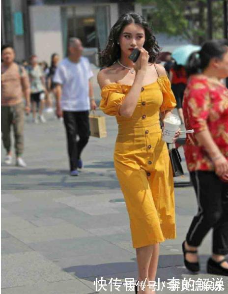 米黄色|米黄色连衣裙搭配黑色包包,色彩鲜艳,高挑又迷人