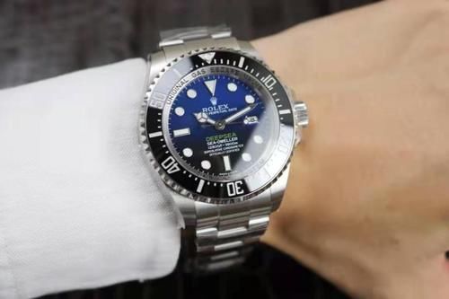 35岁左右爱运动的男士，如何选择欧米茄和劳力士的潜水腕表