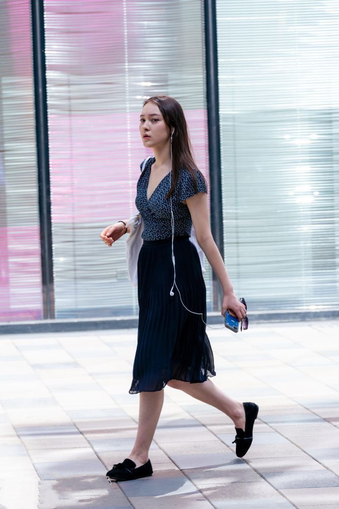 街拍美女身穿短T搭配短裙,相得益彰,甜美可爱