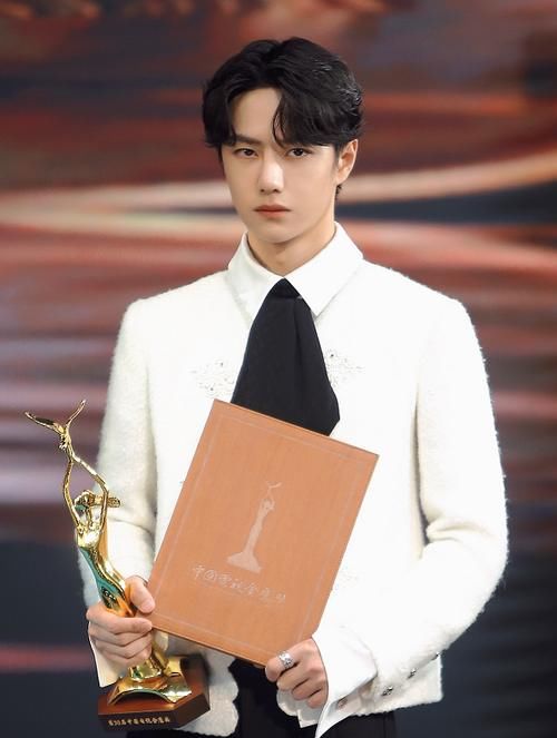 爱豆|不甘心做流量爱豆，踏实演戏不撕番却被内涵，王一博比肖战更难