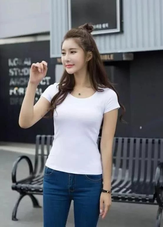 街拍：妹子很有文艺小清新的感觉，精致的牛仔裤穿出十足的女人味