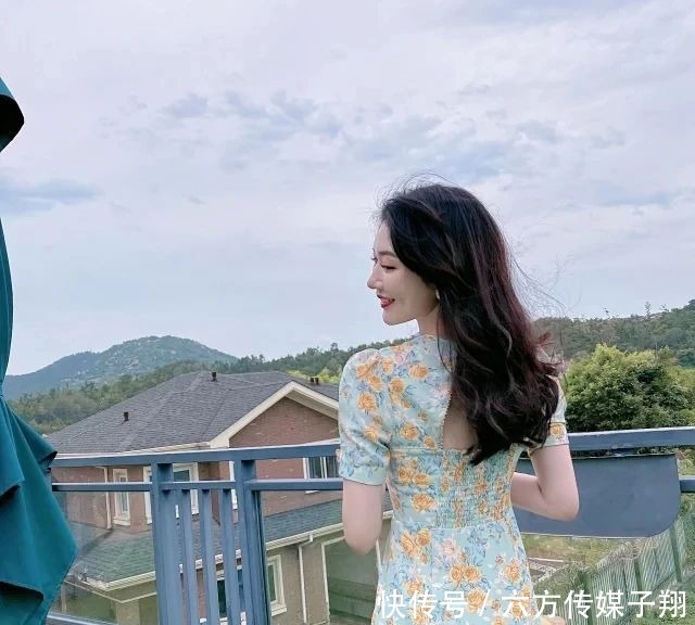 这身印花裙真有特色,V领处打个蝴蝶结,女人的贵气立马浮现