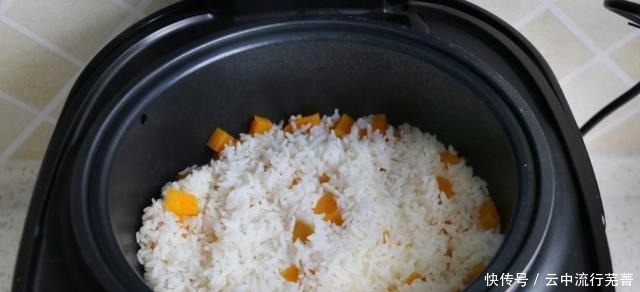 米饭我们经常吃,加上一点红薯,吃的更加健康营养