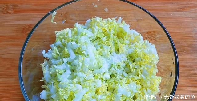  大白菜这吃法太香了，我家9顿有8顿这样吃，不炒不炖，天天吃不够