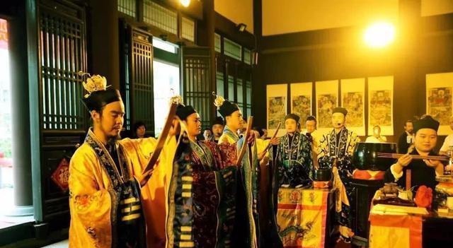 易经@人能活多久,民间俗语“人老两年坎”是什么意思?