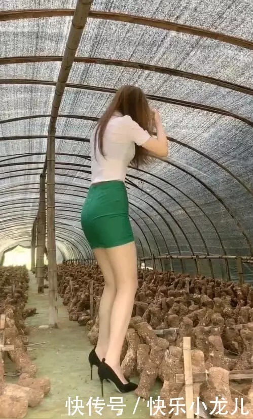 格格不入|一身白领的造型,与乡村的风景格格不入?