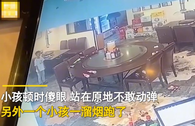 圆桌|俩熊孩子玩酒店圆桌转盘，瞬间甩飞60瓶酒！事发后一个个都傻了