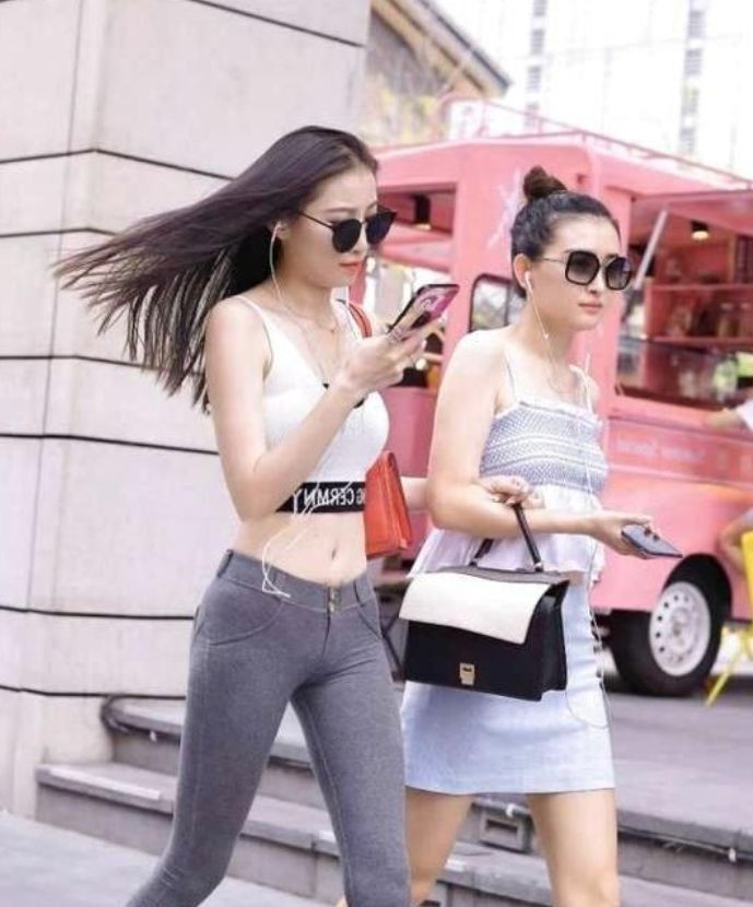 青春|潇洒有型的牛仔裤，尽显青春甜美气息