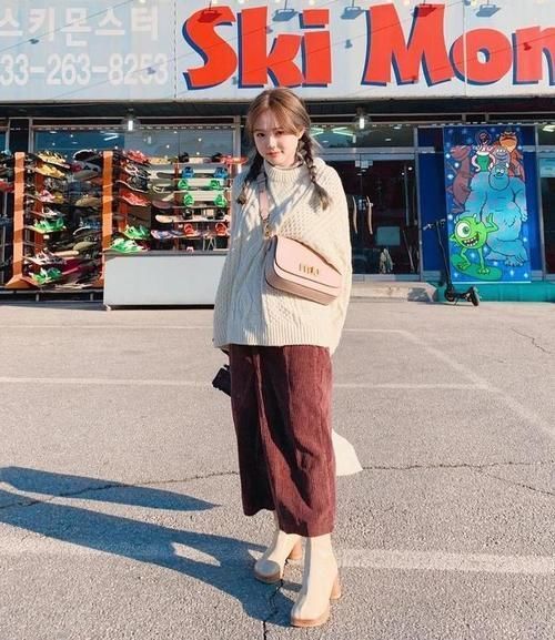 秋天的半身裙千万不要收起来!试试搭配毛衣和卫衣,时髦又高级