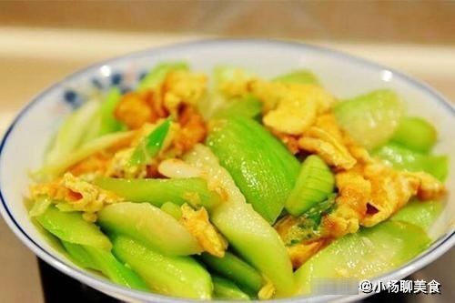 丝瓜|炒丝瓜，有人用盐腌，有人加醋泡，都不对！这才是正确做法，真香