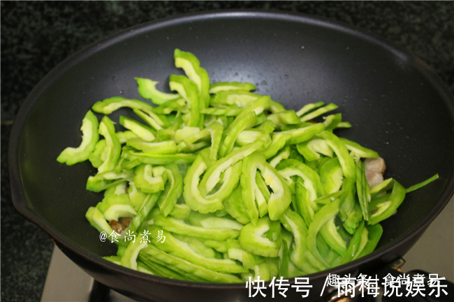 苦瓜这食材,很多人不爱,这样炒,软嫩甘甜,清热解毒减脂肪