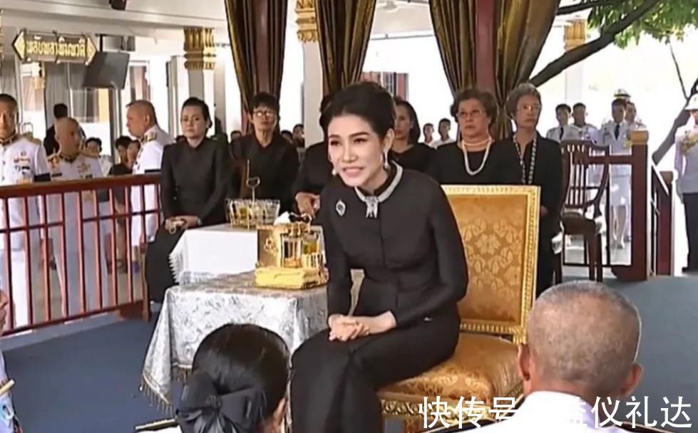 诗妮娜贵妃#诗妮娜扬眉吐气了!代泰王去皇家祭拜,戴珍珠流苏首饰艳压苏提达