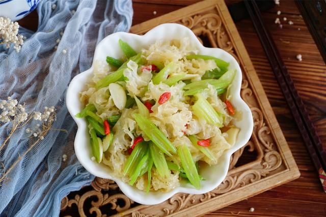 芹菜|秋季，银耳和芹菜是绝配菜，入秋后要常吃，很多人还不知道有啥用