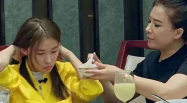 刘思琦|16岁女巨婴吃饭靠妈喂，日花销过万：养废一个女儿，富养她就够了