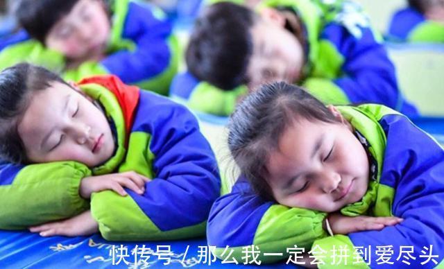 小朋友们|幼儿园“贪睡宝宝”赖床不起,老师同学全员出动,宝宝依旧睡得香