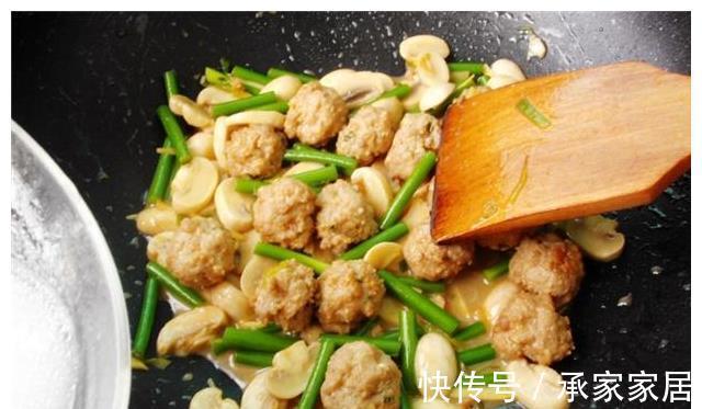 蘑菇半斤肉丸|半斤蘑菇半斤肉丸,不炖不焖,简单一做,大人小孩都爱吃!
