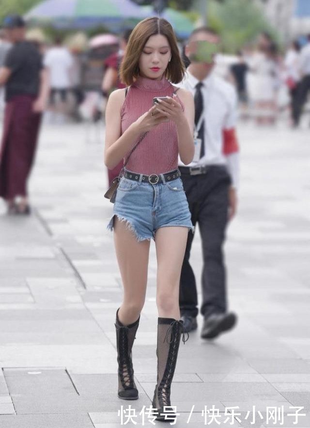 “网纱”围成靴子,关键还很透气,阿姨真会穿