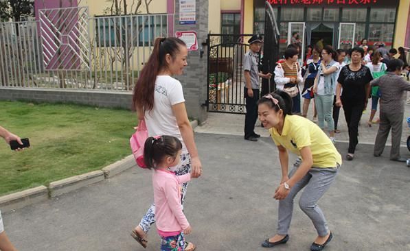 幼儿园|凌晨1点,二胎宝妈崩溃大哭,发圈倾诉真不想配合幼儿园老师了