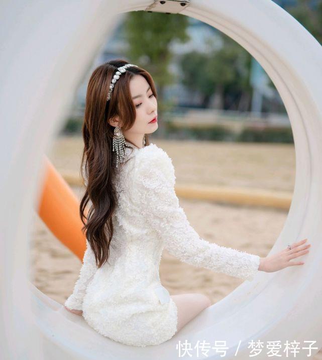 女生|陈卓璇好甜美,身穿白色连衣短裙配卷发造型,气质清新又不失俏皮
