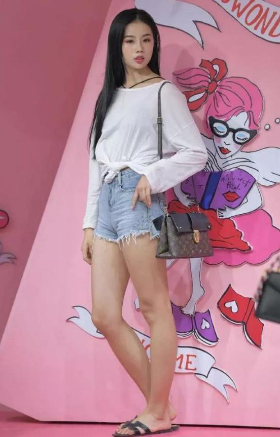 时尚|街拍:千娇百媚的美女,露肩上衣配短裙,彰显出时尚气质美