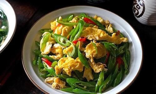 自从女儿考上了大学,晒我家两口周末午餐,两菜一汤,夸赞我们伙食真接地气