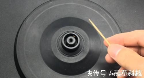 今天才知道,电热水壶上插根牙签,一年省下好几百,真的太聪明了