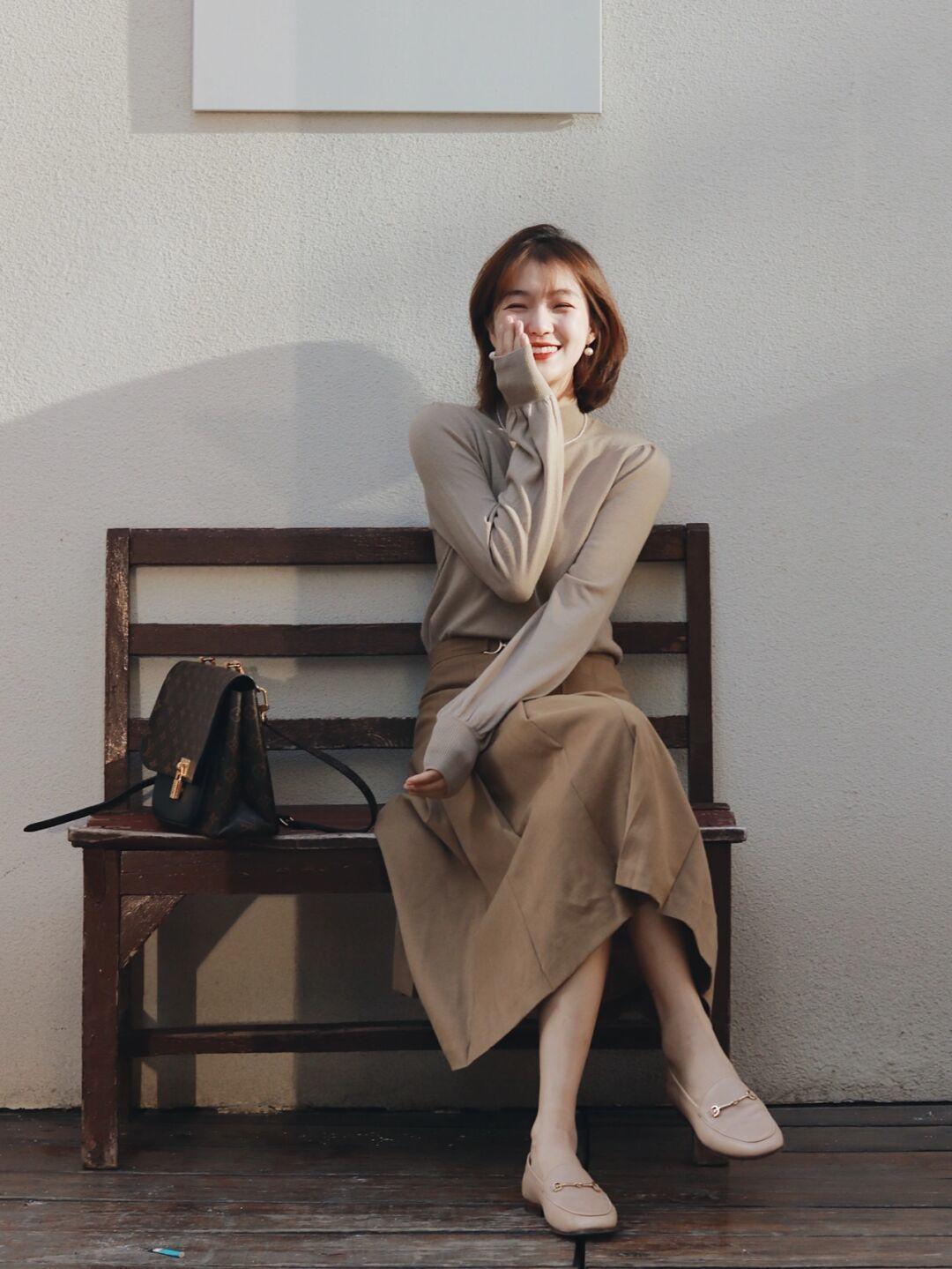 博主|早秋穿搭值得,针织衫搭配半身裙或牛仔裤,轻松穿出名媛气质