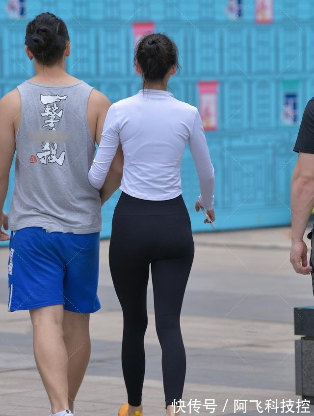 运动套装 黑白紧身运动套装，搭配亮黄色运动鞋，时髦亮眼！