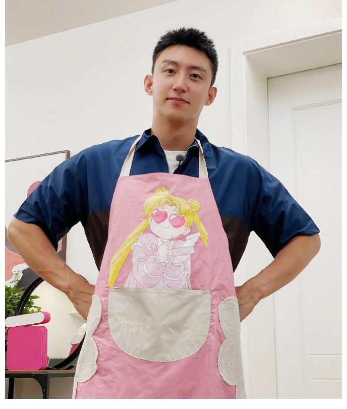 做家務(wù)的男人|黃景瑜曬美少女戰(zhàn)士圍裙照，自稱家務(wù)男必備，圍裙為李沁所贈(zèng)