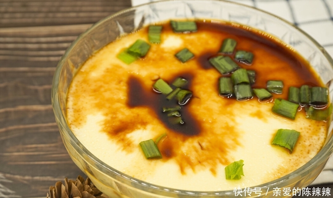 细腻|鸡蛋羹口感老蜂窝多?可能是你用错水了,学会这样做,细腻无蜂窝