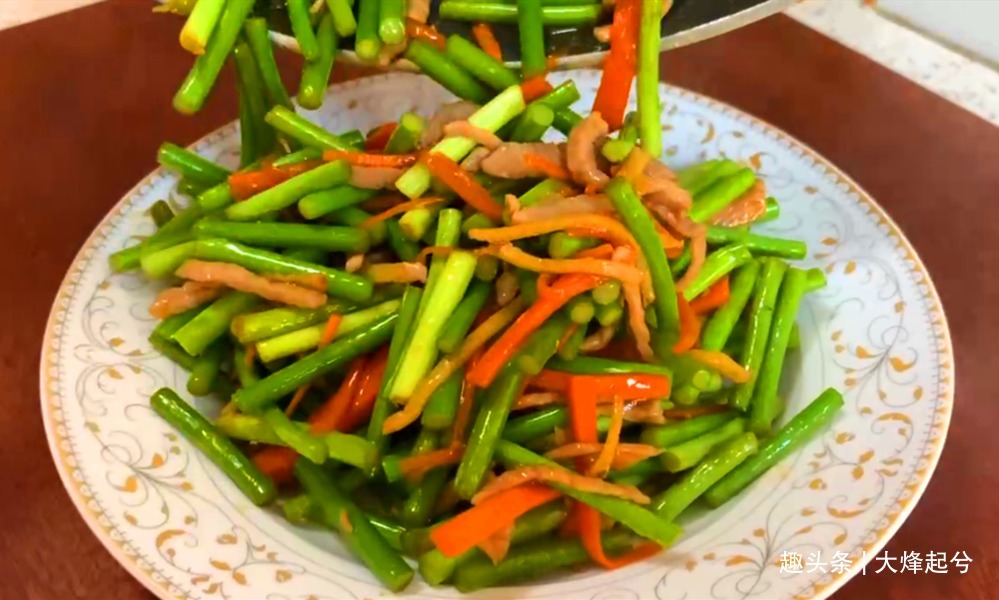 炒蒜苔时,有人过油有人过水,都不对,教你正确做法,鲜嫩又入味