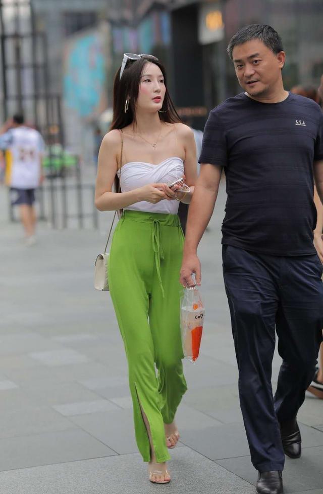 小姐姐|街拍:爱上大叔的小姐姐,长发落肩格外迷人